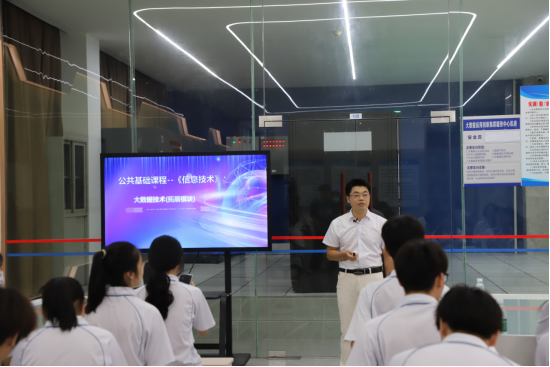 【优秀教师风采】郄彬：“教、研、赛、创”多维育人耕耘者
